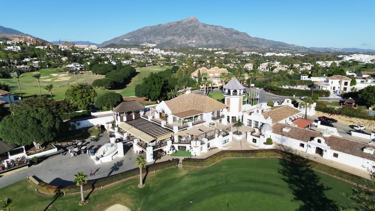 Clubhouse with La Concha mountain behind
